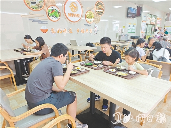 礼乐邻里食堂开启“全龄友好”模式，吸引不少年轻人前往。