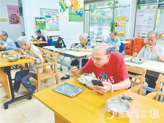 北门社区长者食堂是新会区首批建设的长者食堂之一，每天午餐时间有50多名长者用餐。