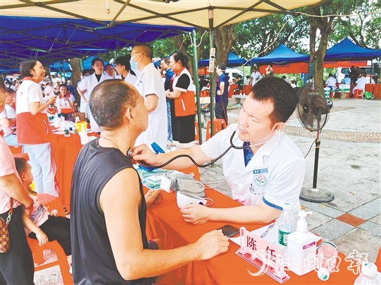 专家为市民提供专业暖心的健康服务，全天共惠及群众800余人次。