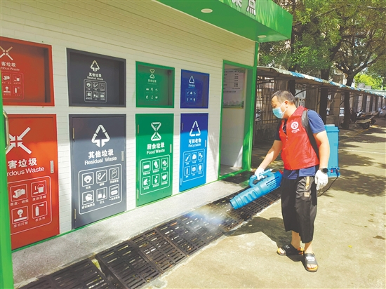 工作人员对校园及周边蚊虫易孳生场所进行全面消杀。 工作人员对校园及周边蚊虫易孳生场所进行全面消杀。