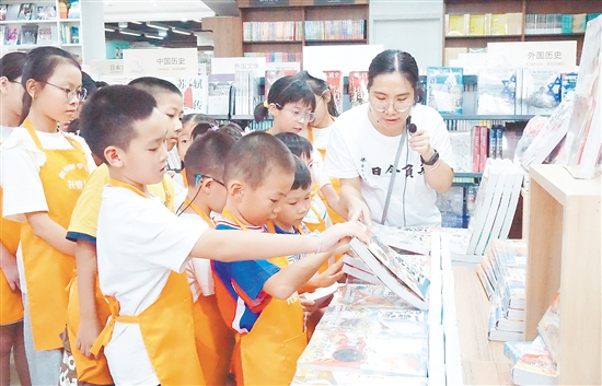 孩子们沉浸式体验图书管理员的日常工作。