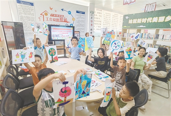 暑假公益培训班为孩子们提供一个免费、优质的艺术启蒙与实践平台。 暑假公益培训班为孩子们提供一个免费、优质的艺术启蒙与实践平台。