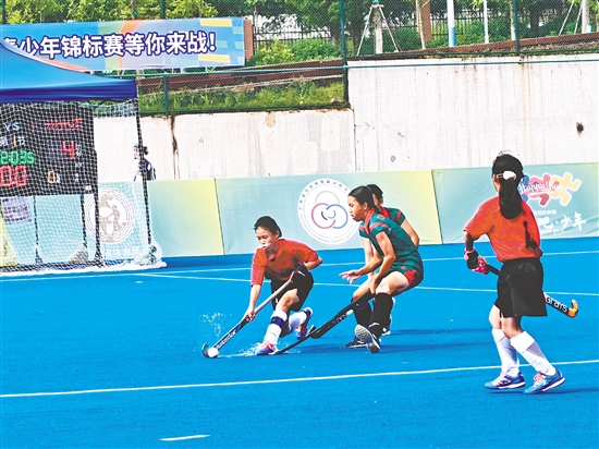 共和镇中心小学女子曲棍球队队员(红色队服)在比赛中顽强拼搏。 共和镇中心小学女子曲棍球队队员(红色队服)在比赛中顽强拼搏。