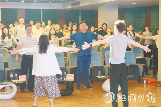 冯晓青邀请学员一起做解压操。