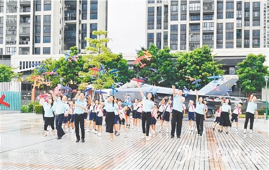 恩平市冯如小学举办齐放纸飞机活动，深切缅怀冯如。