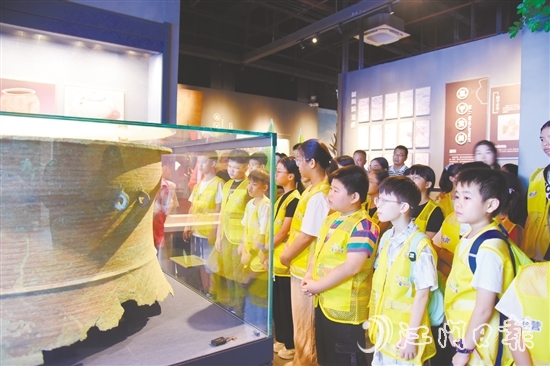 侨童们在恩平市博物馆了解恩平悠久厚重的历史文化。