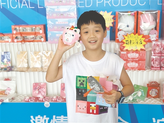 十五运会吉祥物周边产品受市民青睐。