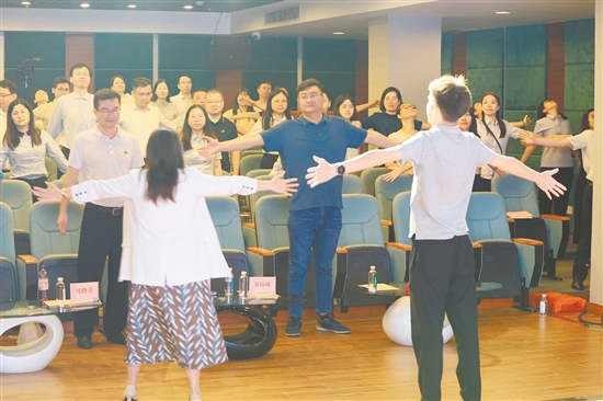 冯晓青邀请学员一起做解压操。