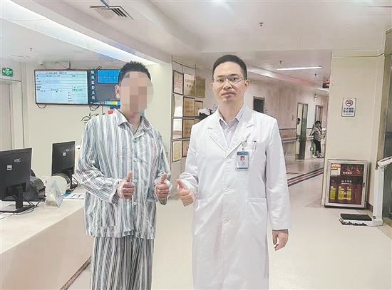 患者和医生合影，竖起大拇指表示肯定。