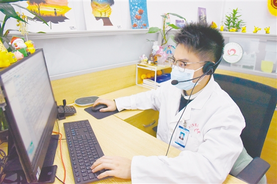 江门市24小时心理援助热线咨询员为来电者解答疑惑。