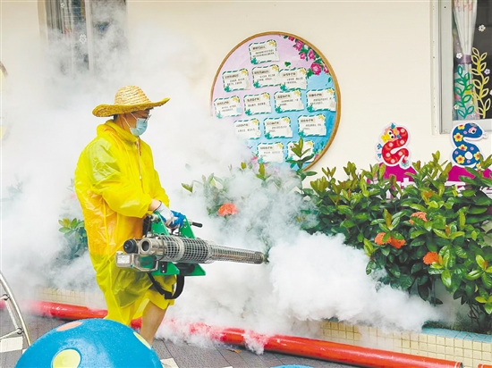 恩平市教育系统组织开展校园消杀行动。 恩平市教育系统组织开展校园消杀行动。