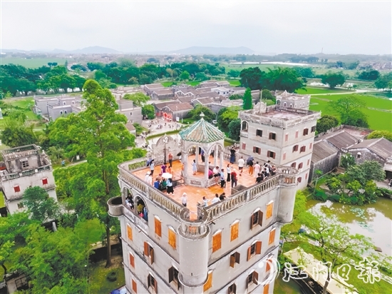 影视拍摄取景地自力村碉楼群吸引众多游客前往游玩。