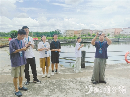 参赛团队深入田间地头、古村老巷，与当地居民交流，进一步优化和完善各自的规划方案。