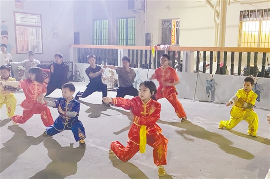 暑假里，几乎每个晚上，武馆都开展训练。