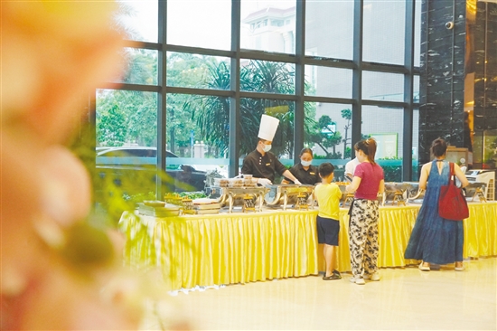 江海碧桂园凤凰酒店在大堂摆起熟食摊。