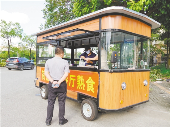 私房菜餐馆购置外卖车销售熟食。