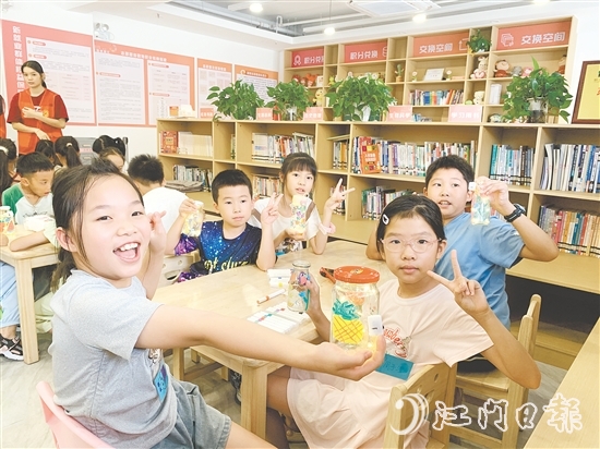 外海街道幸福邻里汇党群服务中心打造空间魔法师特色课堂，让孩子在实践中学习知识。