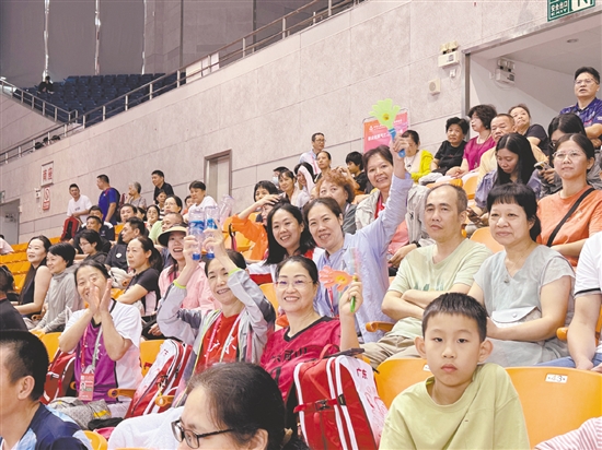 比赛吸引了全国各地的球迷前来。
