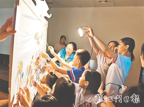 在白沙街道花园社区举办的皮影戏主题非遗体验营，孩子们通过动手体验感受传统文化魅力。
