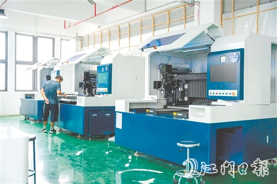 海高激光近日推出系列新产品,吸引客户前来了解。 海高激光近日推出系列新产品,吸引客户前来了解。