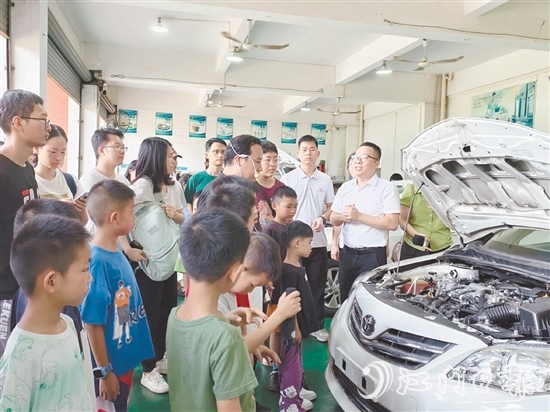 讲师围绕燃油汽车核心构造与原理展开生动讲解。 讲师围绕燃油汽车核心构造与原理展开生动讲解。