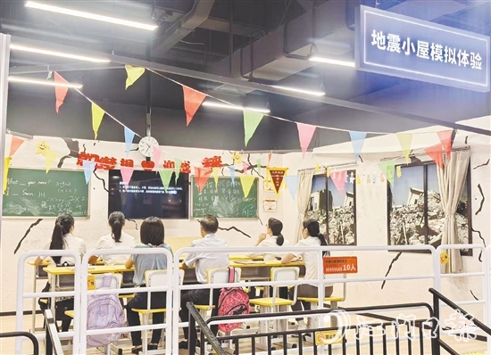 员工在地震小屋模拟体验过程中学习标准避险动作。