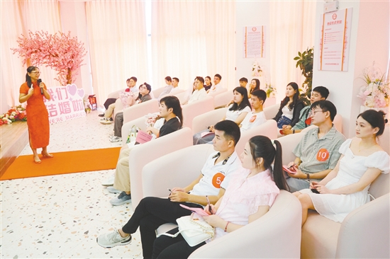 江海区民政局联合区妇联为新人筹备了婚姻家庭沙龙分享会。