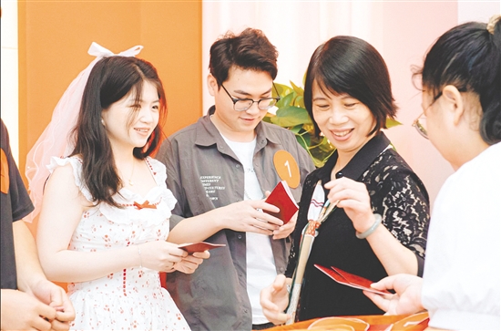 新人们参加结婚证集体颁发仪式。市民政局供图