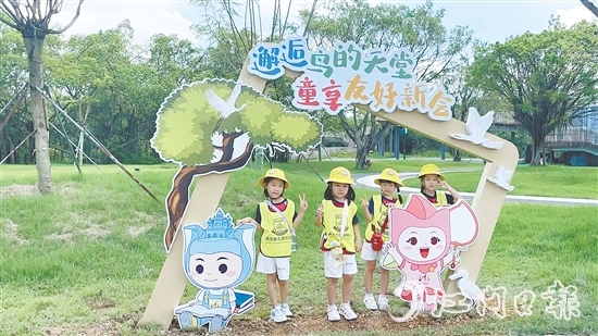 小鸟天堂国家湿地公园的互动式打卡标识成为景区热门“打卡点”。 小鸟天堂国家湿地公园的互动式打卡标识成为景区热门“打卡点”。