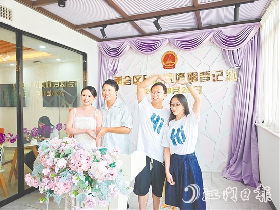 新人们在颁证大厅合影留念。 新人们在颁证大厅合影留念。