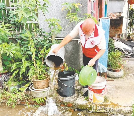 党员志愿者逐户排查积水容器等蚊虫孳生地。 党员志愿者逐户排查积水容器等蚊虫孳生地。