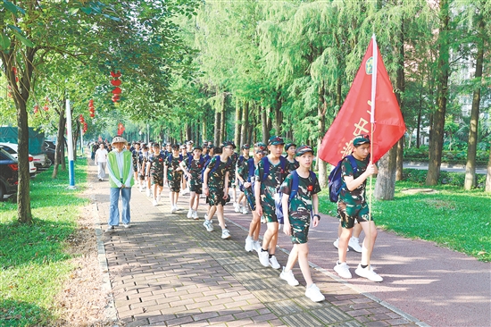 金山中学七年级学子进行国防教育训练。