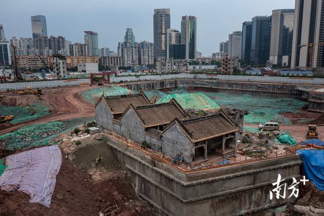 2021年9月18日，冼村改造的工地上，一座祠堂被完整地保存下来。  南方+ 张由琼 拍摄