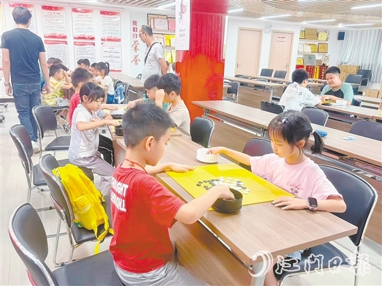孩子们参加石冲社区举办的围棋兴趣班。