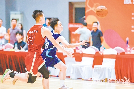 球员在场上敢打敢拼。