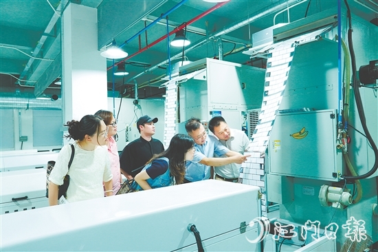 江门企业家研修班学员参观恒健实业智能生产线。 江门企业家研修班学员参观恒健实业智能生产线。