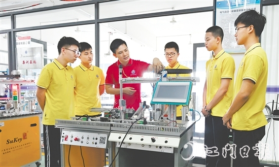 吴恩来正在指导学生们实训。 吴恩来正在指导学生们实训。