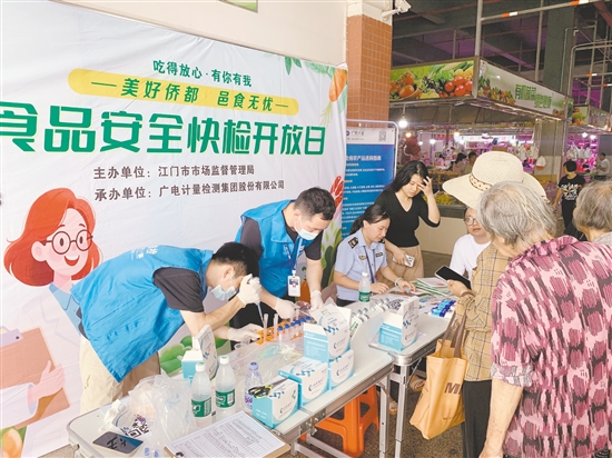 市场监管部门定期在农贸市场开展“你送我检”快检服务活动。