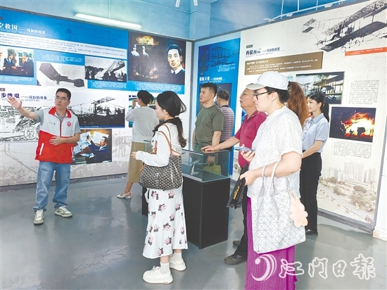 五邑大学调研组参观冯如文史馆。