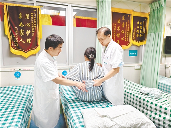 医生对患者进行治疗。