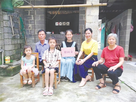 支教期间的岑转娣(右2)。 支教期间的岑转娣(右2)。