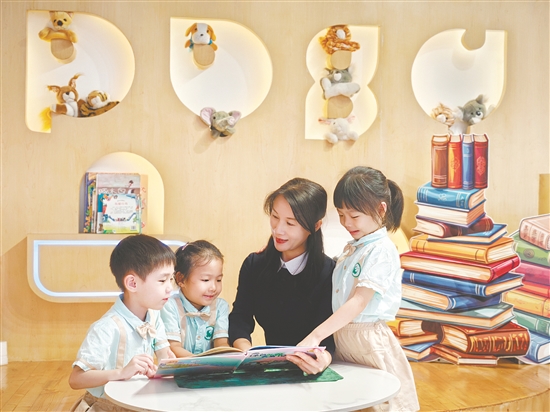 李淑贞在给孩子们讲故事。 李淑贞在给孩子们讲故事。