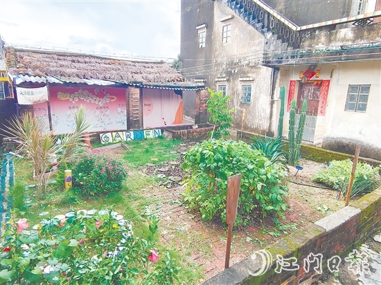 郭一芳家的庭院用沙地植物打造而成,形成层次分明的生态景观。 郭一芳家的庭院用沙地植物打造而成,形成层次分明的生态景观。