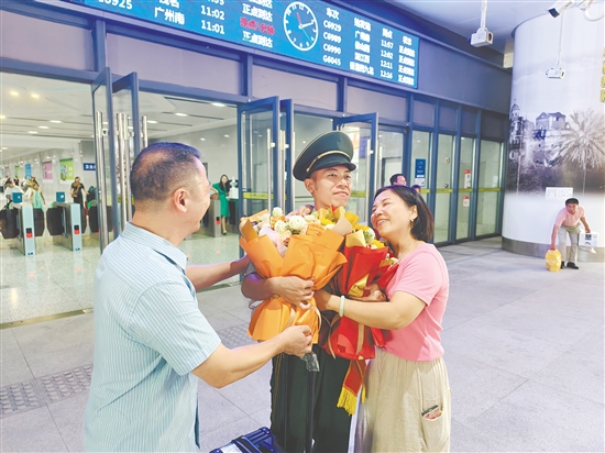 蓬江区退役军人刘福林与父母热烈拥抱。罗霈摄