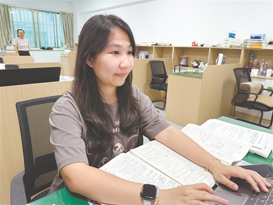 李敏婷毕业后回到母校,成为一名英语教师。 李敏婷毕业后回到母校,成为一名英语教师。