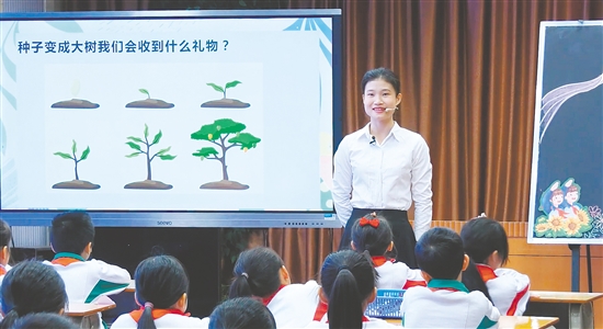 在心理健康教育课上,李甜甜引导学生思考问题。 在心理健康教育课上,李甜甜引导学生思考问题。