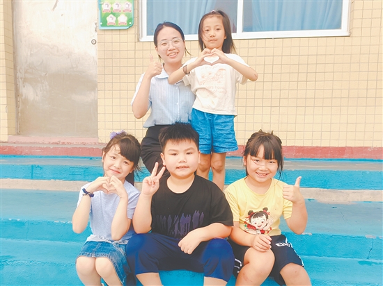 开学第一周,魏雨明便和学生打成一片。 开学第一周,魏雨明便和学生打成一片。