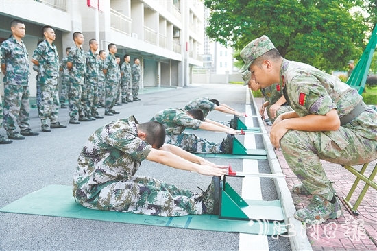 预定新兵接受役前教育。