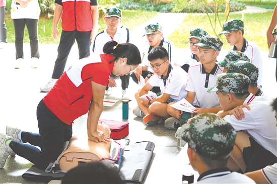 鹤山市红十字会工作人员为学生示范正确的心肺复苏操作方法。 鹤山市红十字会工作人员为学生示范正确的心肺复苏操作方法。