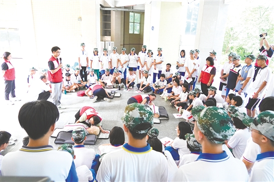 培训采用“理论讲解+实操演练”相结合的方式,面向高一新生开展心肺复苏操作技能考证培训。 培训采用“理论讲解+实操演练”相结合的方式,面向高一新生开展心肺复苏操作技能考证培训。